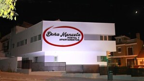 A building with a sign that reads "Doña Manuela Hostal y Apartamentos." - Hostal Doña Manuela (Málaga)