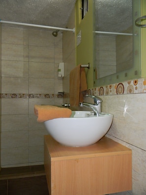 Single Room | Bathroom sink - Hostal Terra 4 El Labrador (Quito)