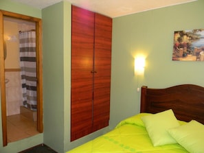 Desk, free WiFi, bed sheets, wheelchair access - Hostal Terra 1 Andalucia (Quito)