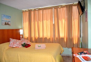 Quarto casal | Escrivaninha, Wi-Fi de cortesia, roupa de cama