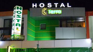 Vista frontal de la propiedad por la tarde o noche