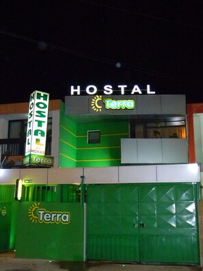 Fachada da propriedade à noite