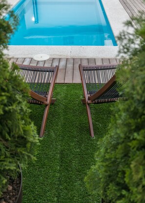 Seasonal outdoor pool, open 10 AM to 9 PM, pool umbrellas, pool loungers - Hotel Pousada Real (Caldas de Reis)