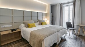 A hotel room with a large bed, bedside tables, a desk, and a chair. - Hotel Pousada Real (Caldas de Reis)