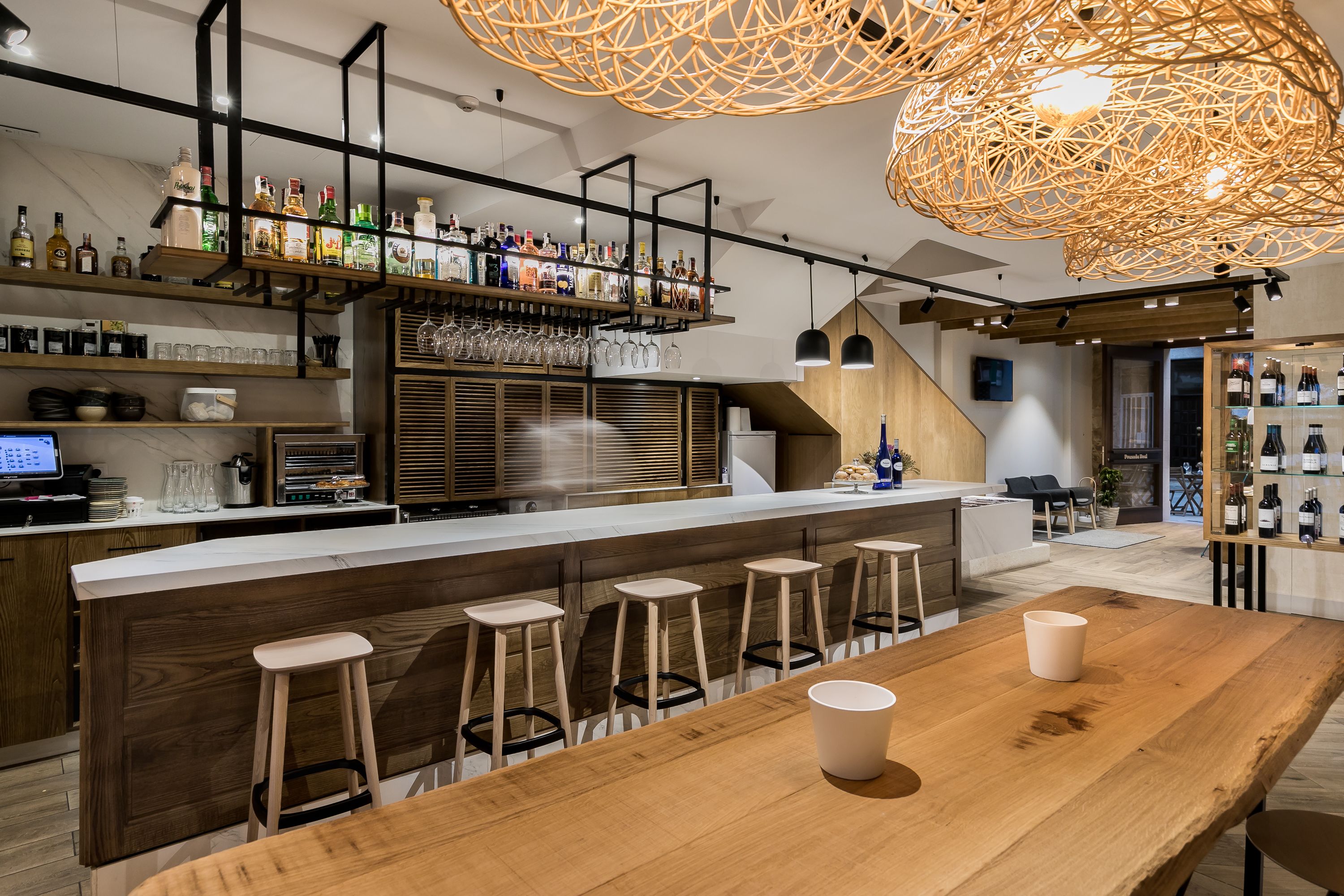 serves breakfast and brunch