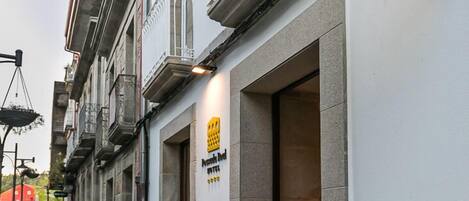 Vista de la calle de un edificio con un cartel que dice 'Via XIX Cafetería'.