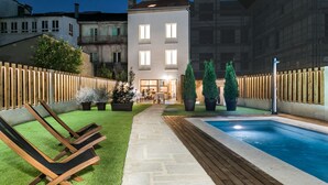 A pool area with a wooden deck, a small pool, and lounge chairs. - Hotel Pousada Real (Caldas de Reis)