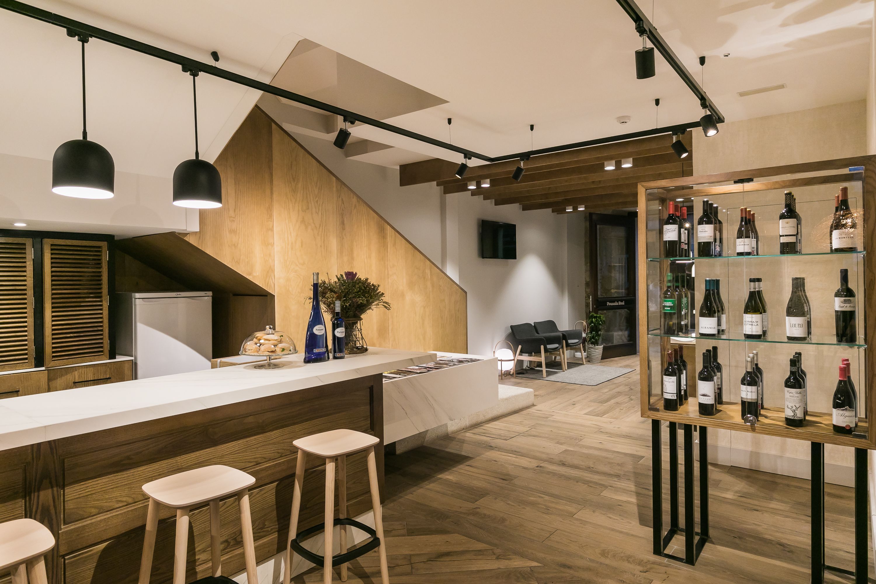 serves breakfast and brunch