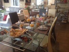 Desayuno completo gratuito y diario