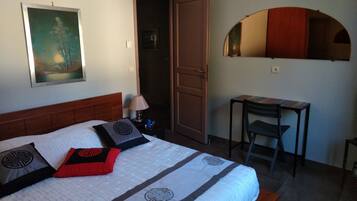 Decoración personalizada, muebles diferentes y cortinas blackout