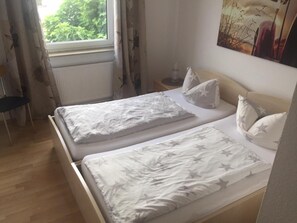Desk, free WiFi, bed sheets - Hotel Maxdorfer Hof (Maxdorf)