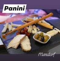 Tábua de queijos com diversos queijos, biscoitos e azeitonas.