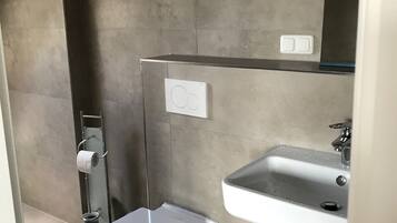 Habitación con 1 cama matrimonial o 2 individuales | Baño | Regadera, secadora de cabello, toallas