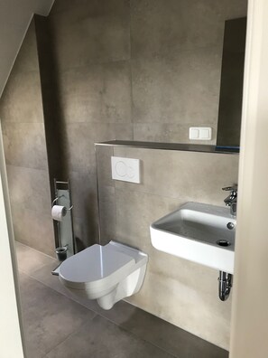 Habitación con 1 cama doble o 2 individuales | Baño | Ducha, secador de pelo y toallas