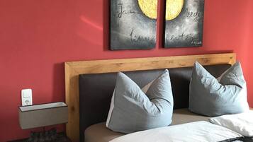 Habitación con 1 cama matrimonial o 2 individuales | Escritorio, wifi gratis y ropa de cama