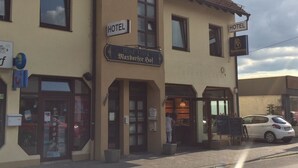 Un edificio de dos pisos con letreros que dicen 'HOTEL' en la fachada.