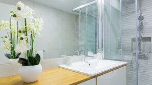 Departamento de lujo, varias camas (Praça 44 I) | Baño | Tina profunda, regadera tipo lluvia, toallas, shampoo 