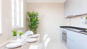 Comfort Apartment, 1 Queen Bed with Sofa bed (Praça 44 III) | Private kitchen | Fridge, microwave, coffee/tea maker, electric kettle - Praça 44 Boutique Apartments (Braga)