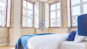 Escritorio, tabla de planchar con plancha, wifi gratis y ropa de cama 