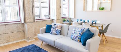 Luxury-Apartment, Mehrere Betten (Praça 44 I) | Wohnzimmer | Flachbildfernseher