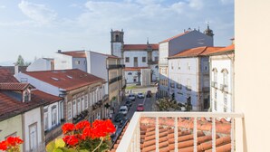 A street view with buildings, a bell tower, and a clear sky. - Praça 44 Boutique Apartments (Braga)