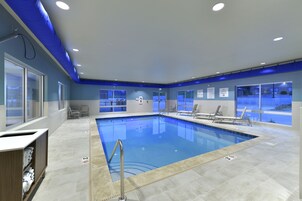 Indoor pool, sun loungers