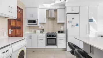 Villa clásica, 1 habitación | Cocina privada | Frigorífico grande, microondas, horno y placa de cocina