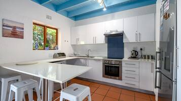 Classic Villa | Private kitchen | Oven, stovetop, electric kettle, toaster