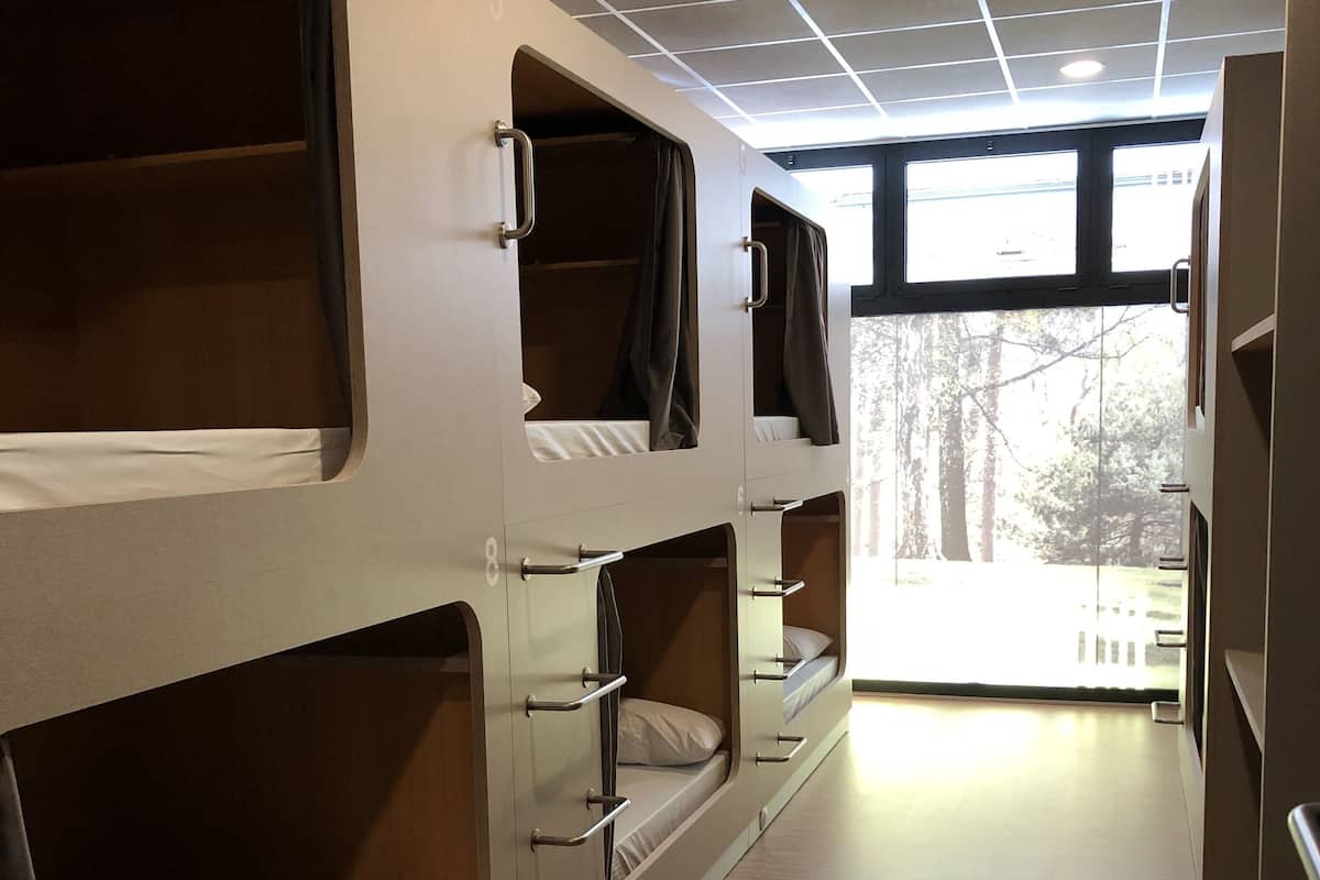 Quarto com beliche e vista para o exterior.