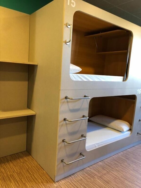 A bunk bed with a wooden headboard, a shelf above the lower bunk, and a number '15' on the wall. - Hostel Andaina (Sarria)