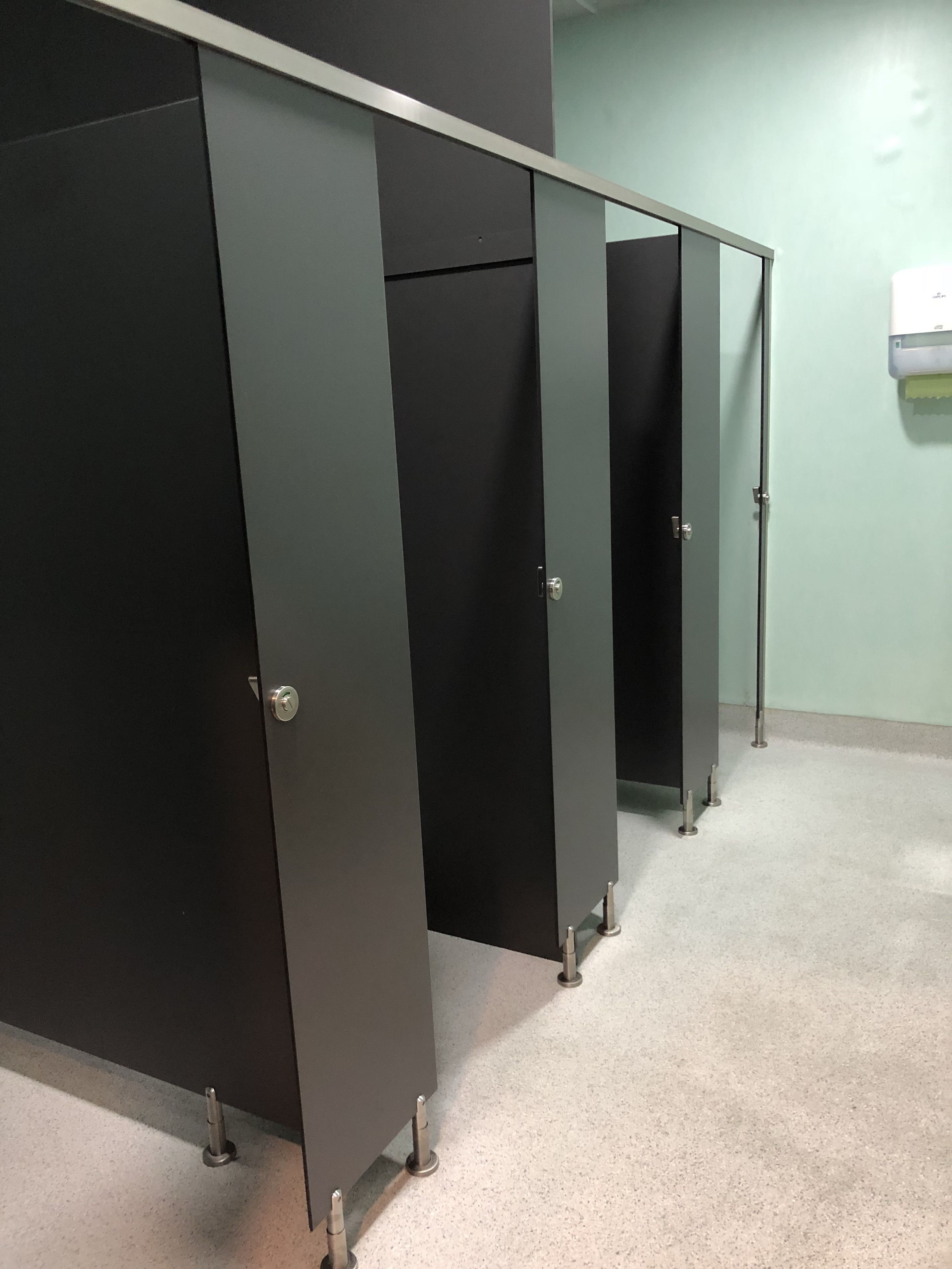 Phòng tập thể có thiết kế đặc sắc, 1 giường đơn | Phòng tắm | Buồng tắm vòi sen 