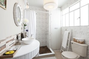 Room, Multiple Beds, Non Smoking | Bathroom shower - Masaryk Best Corner (Mexico City)