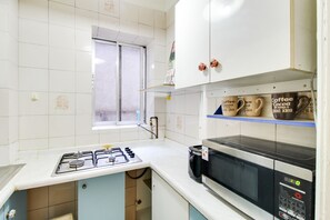 Fridge, microwave, stovetop, cookware/dishes/utensils - Apart en Chile Merced Lastarria (Santiago)