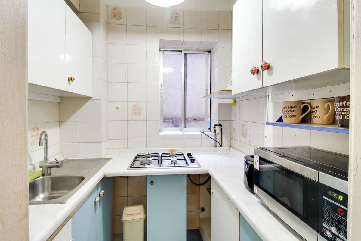 Fridge, microwave, stovetop, cookware/dishes/utensils