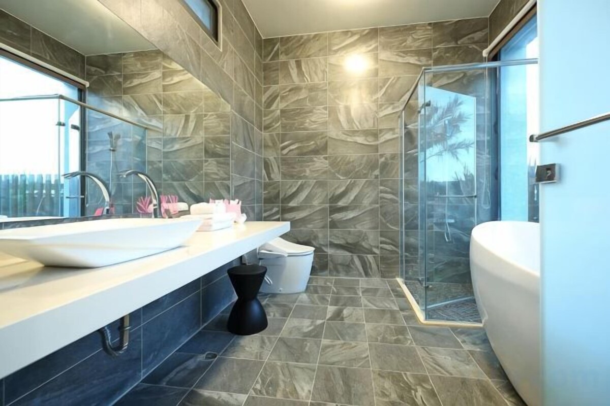 Badezimmer | Komfortbadewanne, Hydromassagedusche, Haartrockner, Bademäntel