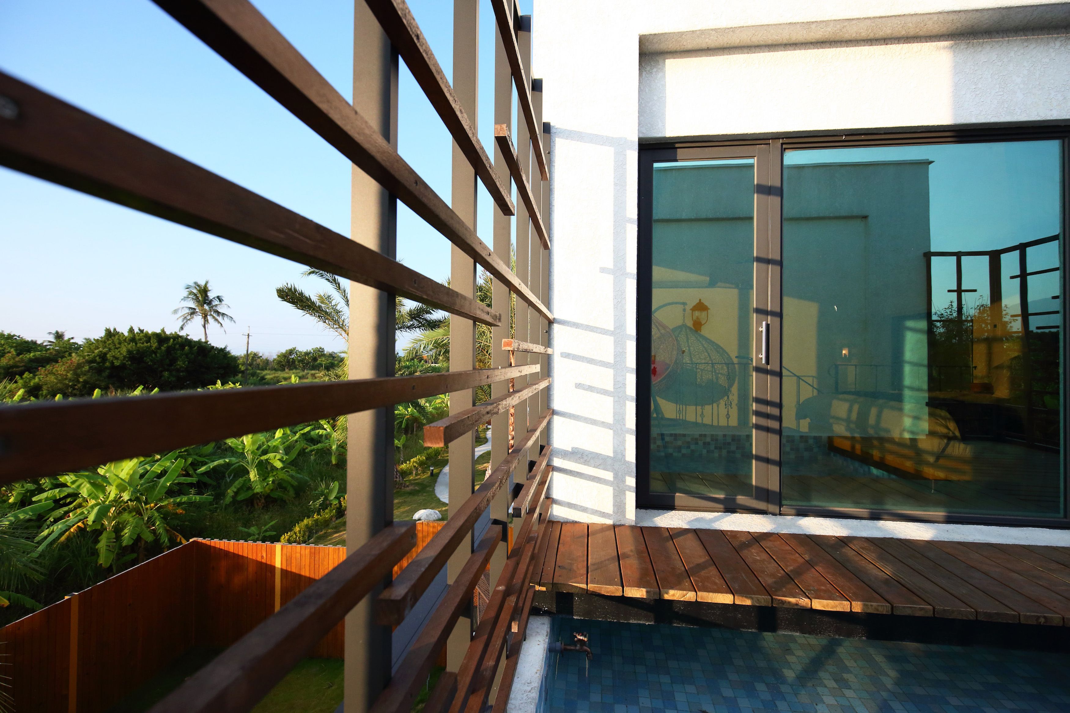 مكتب وستائر تعتيم وتجهيزات عازلة للصوت وأسرّة قابلة للطي