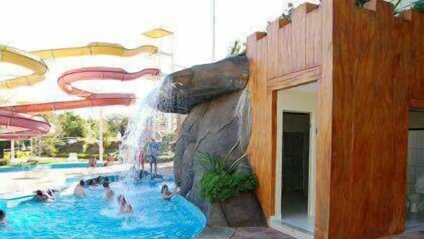 9 outdoor pools, pool umbrellas, sun loungers - Suíte Golden Dolphing (Caldas Novas)