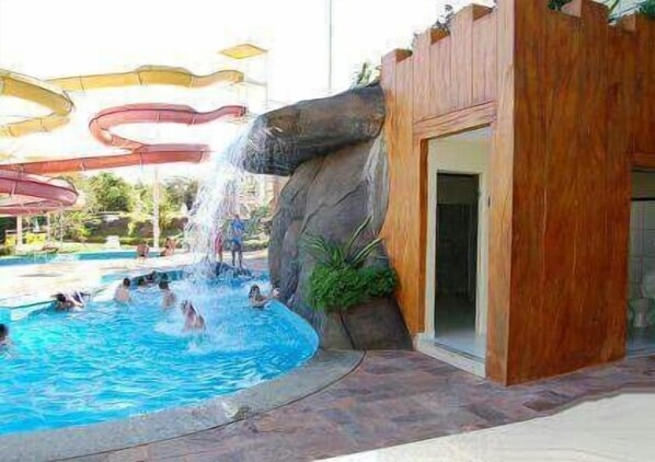 9 outdoor pools, pool umbrellas, sun loungers - Suíte Golden Dolphing (Caldas Novas)