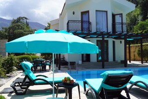 Piscine extérieure en saison, cabanas gratuites, parasols
