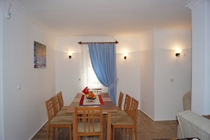 Villa, 3 Bedrooms | In-room dining