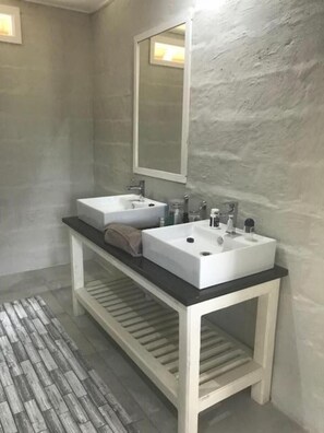 Casa de campo luxo, 2 quartos | Banheiro | Produtos de toalete grátis, toalhas de banho