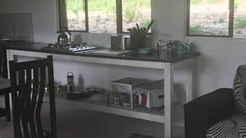 Casa de campo Deluxe, 2 habitaciones | Cocina privada | Refrigerador con congelador, microondas, horno y parrilla de estufa 