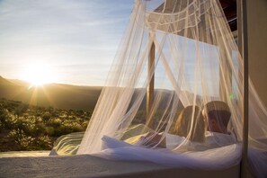 Biancheria da letto di alta qualità, copriletto in piuma, minibar