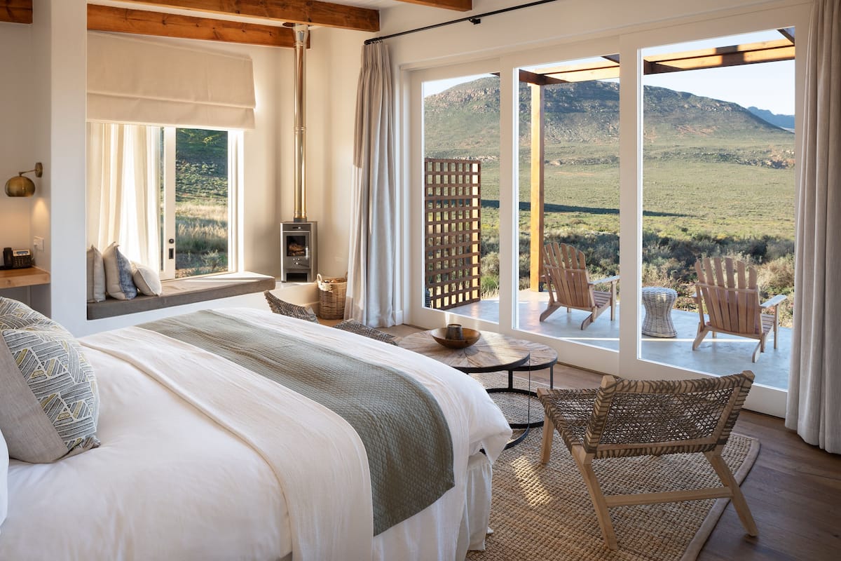 Premium bedding, down comforters, minibar, in-room safe