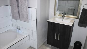 Maison Luxe, 2 chambres | Salle de bain | Serviettes fournies
