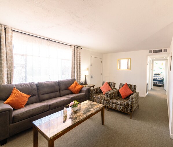 Familieleilighet, 3 soverom | Oppholdsområde | En 50-tommers Flatskjerm-TV med kabel-kanaler