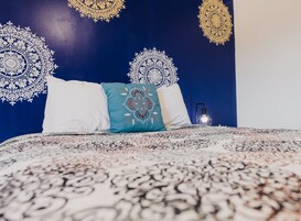 Apartamento família, 1 quarto | Roupas de cama premium, individualmente decorados