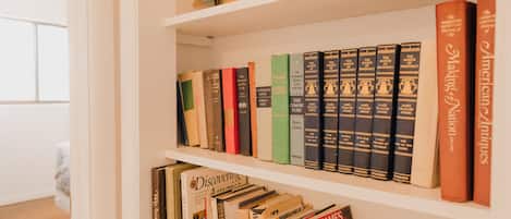 Ein Bücherregal mit einer Vielfalt an Büchern, darunter Titel wie 'The Making of America' und 'The March of Democracy'.