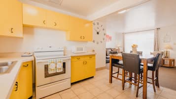 Departamento familiar, 1 habitación | Cocina privada | Refrigerador con congelador, microondas, horno y parrilla de estufa