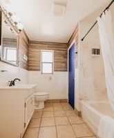 Apartamento família, 1 quarto | Banheiro | Chuveiro/banheira combinados, produtos de toalete grátis